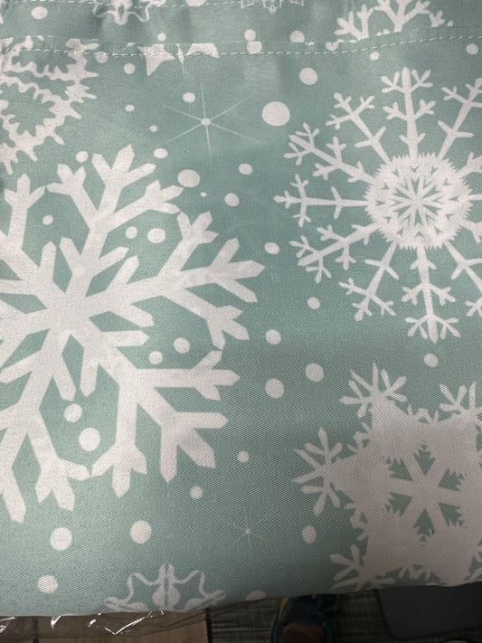 Preboun 18 Pcs Christmas Snowflakes Cloth Napkins Winter Themed Snow Napkins Square Reusable Napkins for Holidays Weddings Winter Parties Family Birthday Dinner Table, 15.7X 15.7 Inch