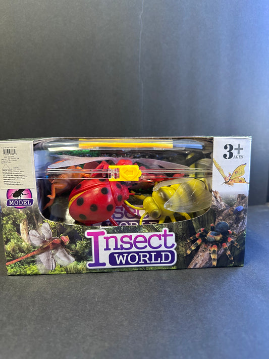 Insect World Insects Creepy Crawly Toy Set for Kids. Imagination Toys Including 10 Large Insects, Trees, and Carry Case